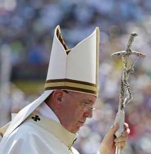 Pope Francis arrives to lead the mass at the stadium in Sarajevo, Bosnia and Herzegovina, June 6, 2015.    REUTERS/Max Rossi